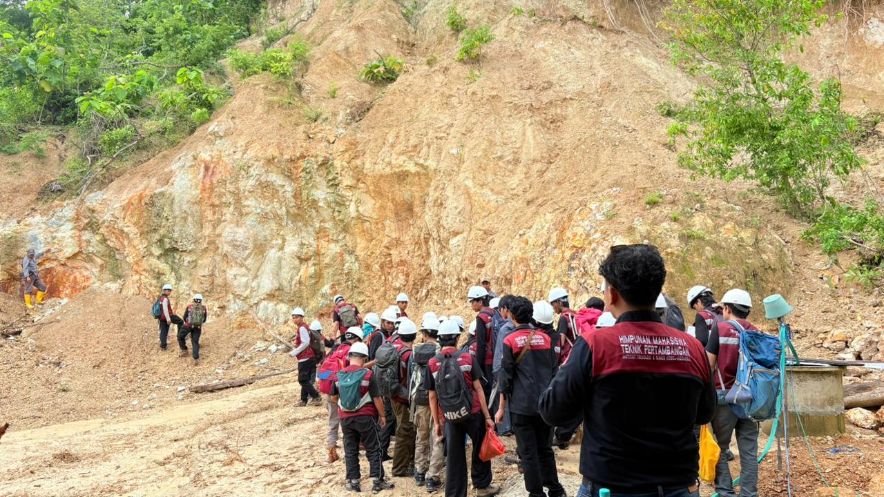 Lepas 124 Mahasiswa Teknik Pertambangan, Dekan FTI Nobel Indonesia Tekankan Kecerdasan Akademik Hingga Pemahaman Lapangan